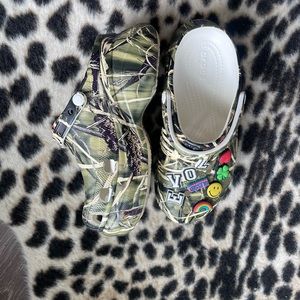 Platform Crocs wh. Jibbitz